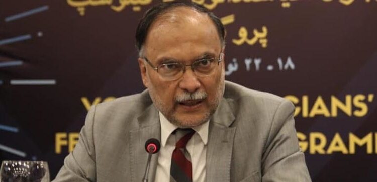 پوری قوم پٹرولیم مصنوعات کی قیمتوں میں اضافے سے پریشان ہے، احسن اقبال