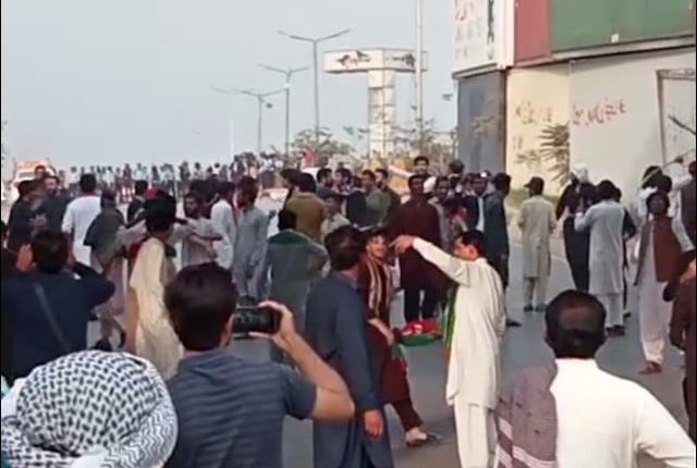 راولپنڈی؛ پی ٹی آئی کا دھرنا آج بھی جاری، تعلیمی ادارے اور ٹرانسپورٹ بند